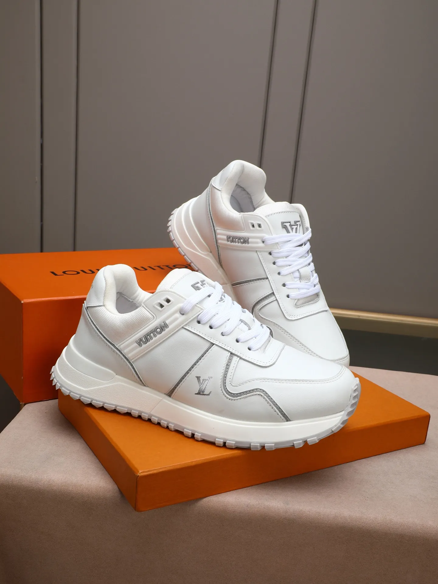 Men's Shoes 💰660 L The Run Away Maxi sneaker debuts in the 2025 collection and continues the iconic design of the Run Away sneaker. The smooth cowhide leather upper features contrasting LV lettering and Vuitton logos, and a lightweight rubber wedge outsole evokes running shoe construction. High level of comfort. Looks good, wears well and matches well. Worth buying! 7 color selection size: 39-44 (45 customized)